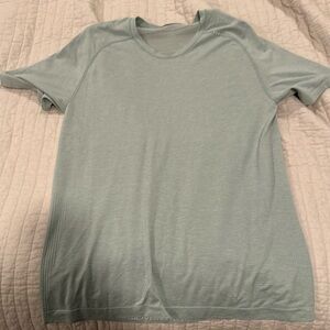 Men’s lululemon tee
